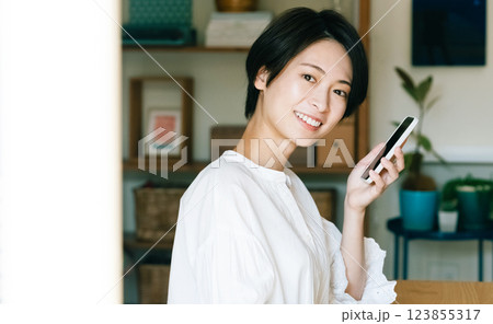 スマホを持つ女性 スマホを持つ女性 123855317