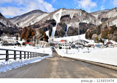 簗場駅付近より鹿島槍スキー場方面を望む(長野県大町市)【2025.3】 簗場駅付近より鹿島槍スキー場方面を望む(長野県大町市)【2025.3】 123855474
