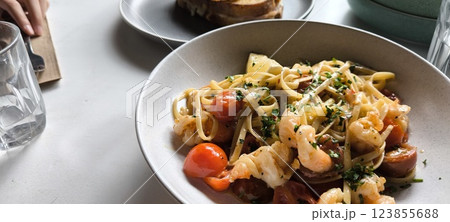エビのパスタとクロックマダム エビのパスタとクロックマダム 123855688