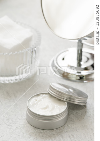 拡大鏡と保湿クリームの乾燥肌のお手入れイメージ 123855692