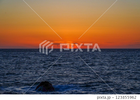 神が宿る出雲日御碕の夕日 神が宿る出雲日御碕の夕日 123855962