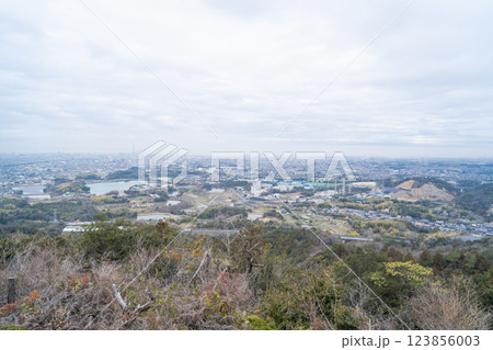 雨山の登山道から見た景色（奥山雨山自然公園） 123856003