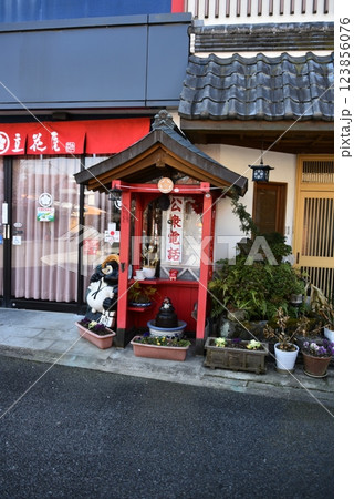 祐徳稲荷神社の参道にある公衆電話跡 123856076