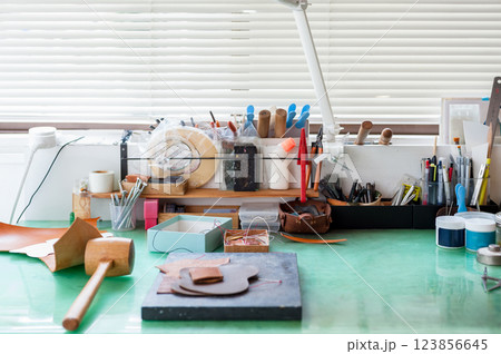 レザークラフトの作業場 123856645