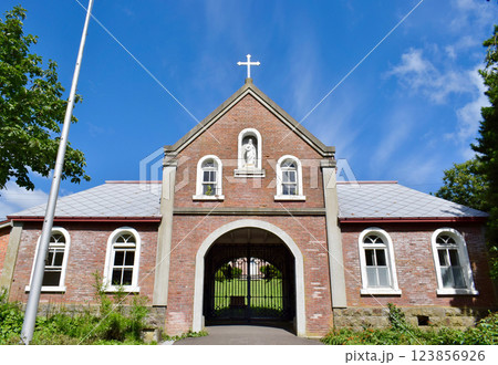 晴れた日のトラピスト修道院（北海道・函館） 123856926