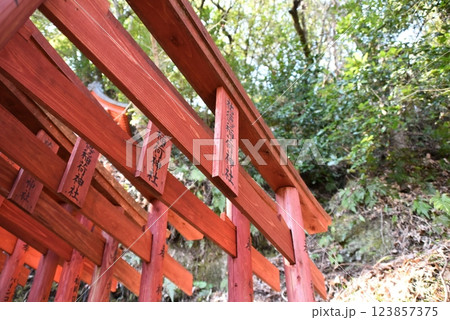 祐徳稲荷神社 奥の院へと続く赤鳥居 祐徳稲荷神社 奥の院へと続く赤鳥居 123857375