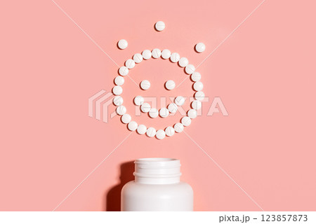 Happy smiling face made of white pills 123857873