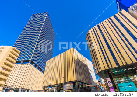 日本の東京都市景観2月11日 （賑わう）青空に映える池袋駅東口にあるハレザ池袋やアニメイトなどを望む 123858187