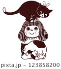 2匹の猫と一緒にいる女の子 123858200