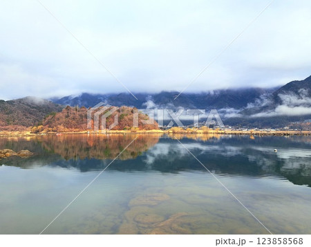 静かな湖 123858568