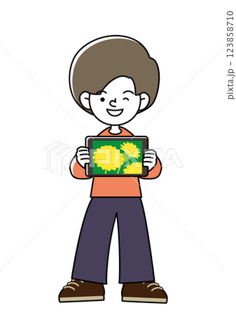 タブレット(タンポポの接写)を持って笑顔を浮かべている子供のベクターイラスト タブレット(タンポポの接写)を持って笑顔を浮かべている子供のベクターイラスト 123858710