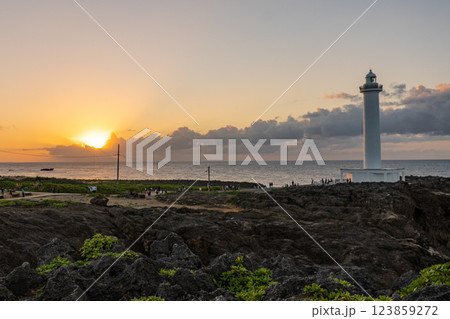残波岬の彼方に沈む夕日 123859272