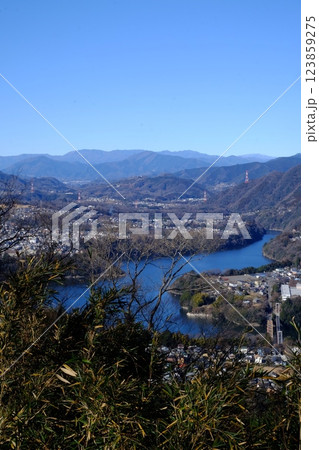 城山山頂から津久井湖を俯瞰　【相模原市津久井　1月】 123859275