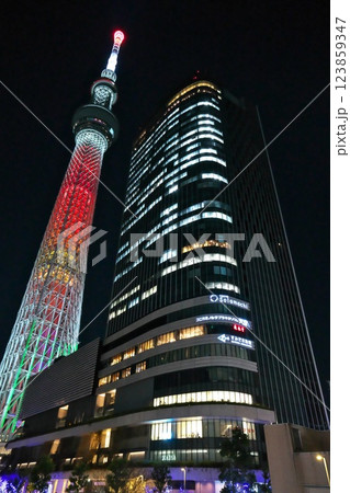 冬 東京ソラマチの高層ビルと赤いスカイツリーの背比べ 123859347