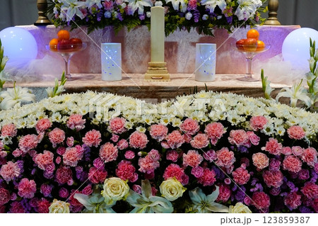 お洒落な花祭壇 123859387