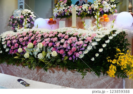 お洒落な花祭壇 123859388