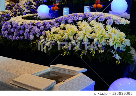 お洒落な花祭壇 お洒落な花祭壇 123859393