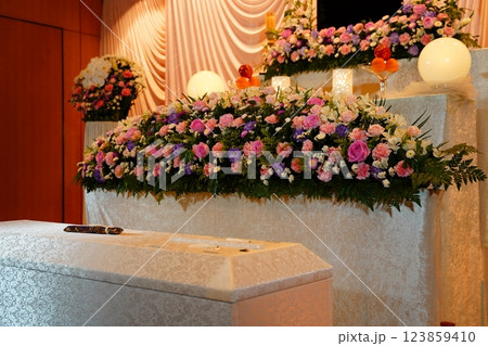 お洒落な花祭壇 123859410
