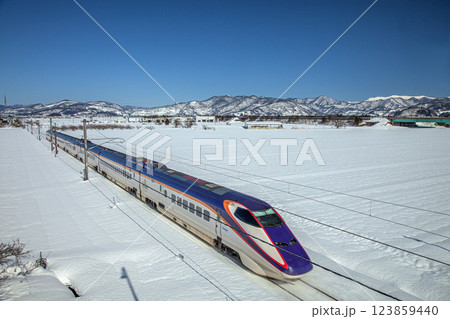 雪原を行く新幹線 123859440