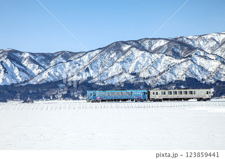 雪原を行くローカル電車 123859441