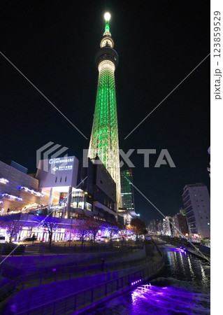 冬 東京ソラマチの北十間川のパープルライトアップから見上げるグリーンのスカイツリー 123859529