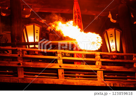 奈良の伝統行事東大寺二月堂お水取り(修二会)　舞台の上を走るお松明② 123859618