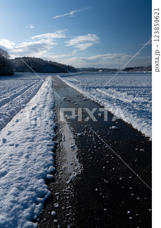 雪上がりの田舎道 123859621