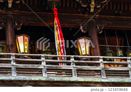 奈良の伝統行事東大寺二月堂お水取り(修二会)　練行衆の入堂を待つ二月堂 123859688