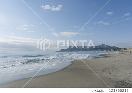 大森浜から眺める函館山 大森浜から眺める函館山 123860211