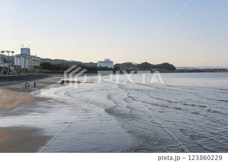 夕暮れの青島から見る宮崎市の海岸線 夕暮れの青島から見る宮崎市の海岸線 123860229