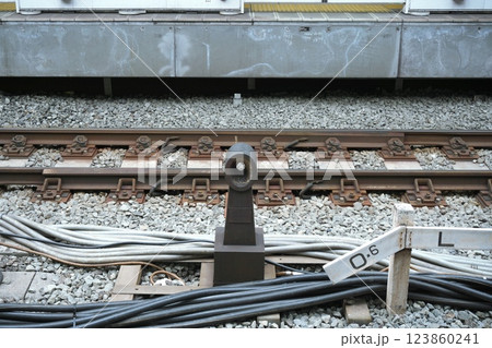 JR東京駅山手線4番線の0キロポスト JR東京駅山手線4番線の0キロポスト 123860241