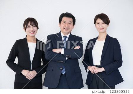 ビジネススーツで複数(3人)笑顔のイメージのカメラ目線 女性の活躍しそうな組織イメージ ビジネススーツで複数(3人)笑顔のイメージのカメラ目線 女性の活躍しそうな組織イメージ 123860533