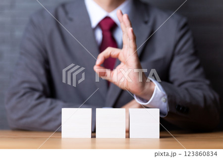 3つの白い木のブロックと親指を立てるミドル男性ビジネスマン 123860834