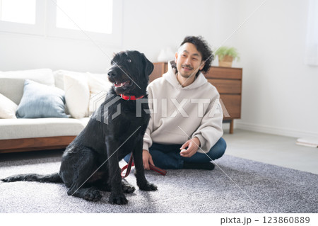 リビングで大型犬と一緒に家で暮らす飼い主　目指せ！リビングフリーわんちゃん全身	 123860889