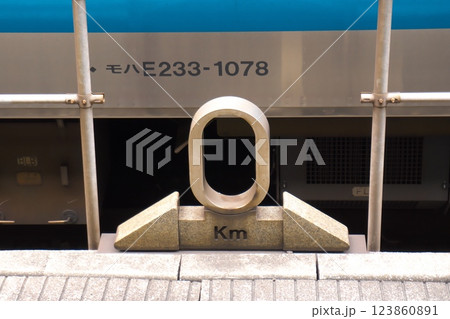 JR東京駅上野東京ライン7番線の0キロポスト 123860891