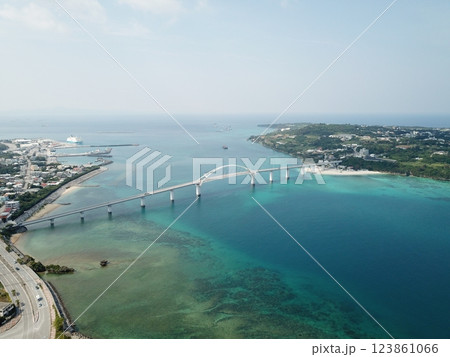 瀬底大橋 瀬底島 沖縄本島 沖縄県 沖縄北部 瀬底大橋 瀬底島 沖縄本島 沖縄県 沖縄北部 123861066