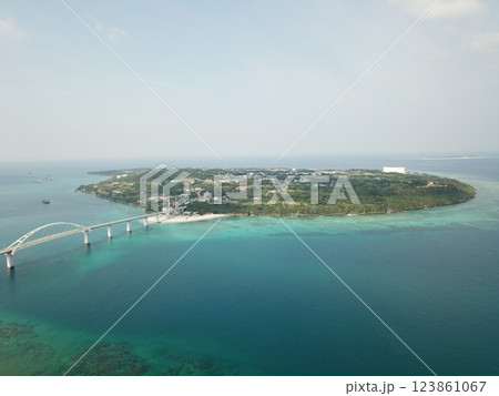 瀬底大橋 瀬底島 沖縄本島 沖縄県 沖縄北部 瀬底大橋 瀬底島 沖縄本島 沖縄県 沖縄北部 123861067