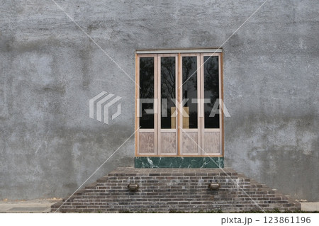 壁に扉のある建物の風景 壁に扉のある建物の風景 123861196