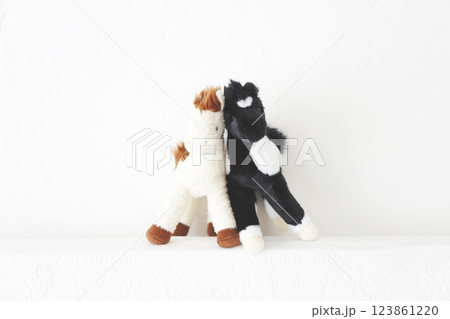 白い背景度撮ったペアの馬のぬいぐるみ 123861220