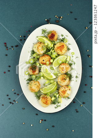 Seasoning fried sea scallops. 123861247