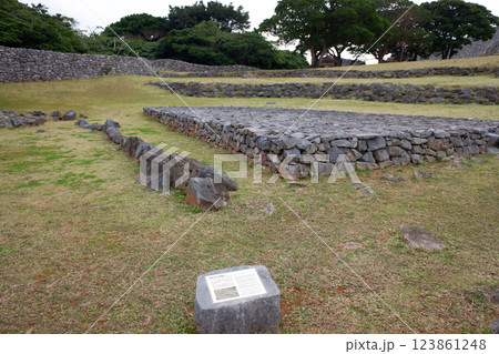 沖縄県　今帰仁城跡・発掘された建物跡 123861248