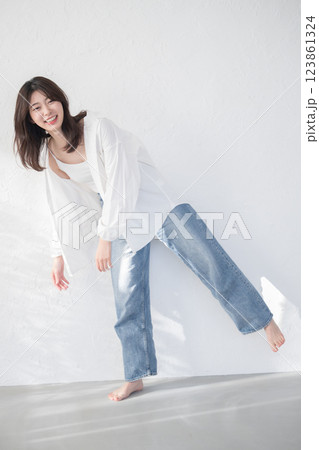 デニムで白シャツを着たファッションのかわいい女性 123861324