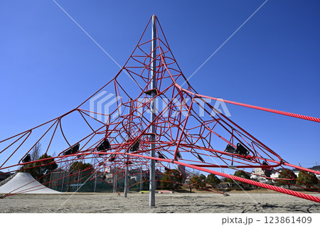 桃花台第4公園の遊具（ザイルクライミング） 123861409