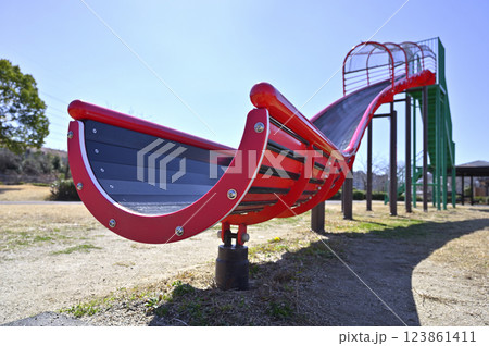 桃花台第4公園の遊具（すべり台） 123861411