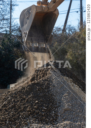 パワーショベルのバケット 123861420