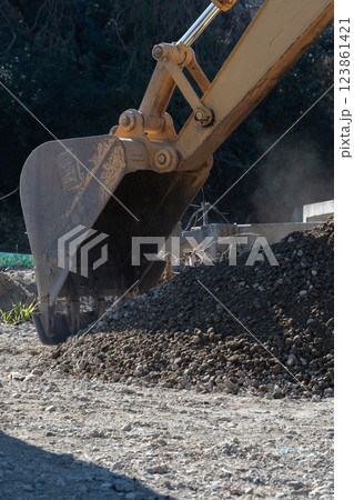 パワーショベルのバケット パワーショベルのバケット 123861421