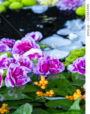 1月の季節の花に彩られた美しい花手水 1月の季節の花に彩られた美しい花手水 123861460