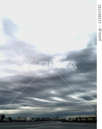 港の上に広がる雲 123861582