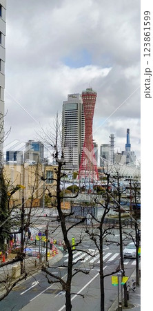 立体駐車場と神戸ハーバーランドの間の渡り廊下からの神戸ポートタワー 立体駐車場と神戸ハーバーランドの間の渡り廊下からの神戸ポートタワー 123861599