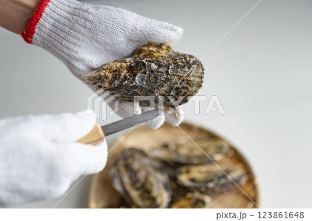 冬が旬真牡蠣を持つ女性 123861648